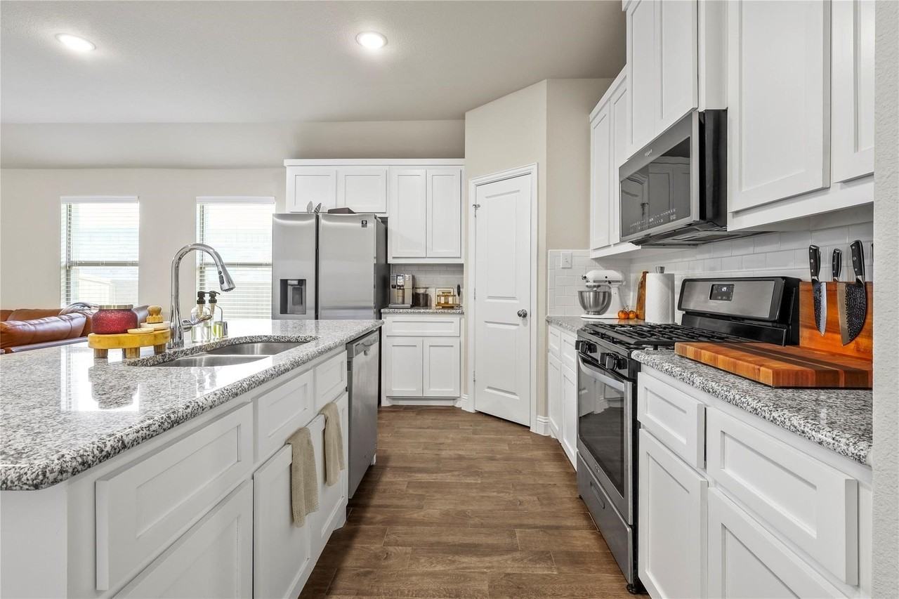 1229 Carinna Dr - Photo 4 of 20