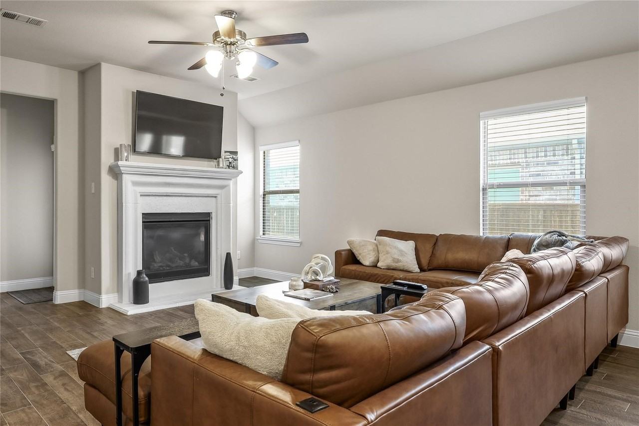 1229 Carinna Dr - Photo 6 of 20
