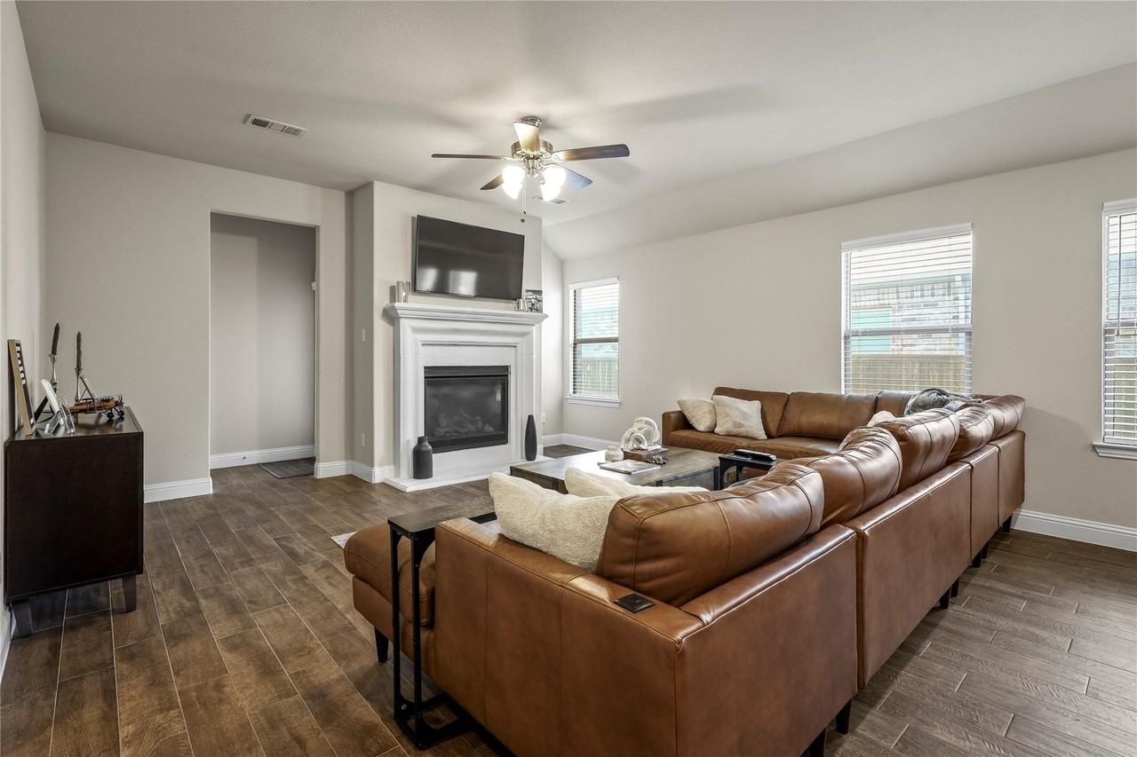 1229 Carinna Dr - Photo 7 of 20