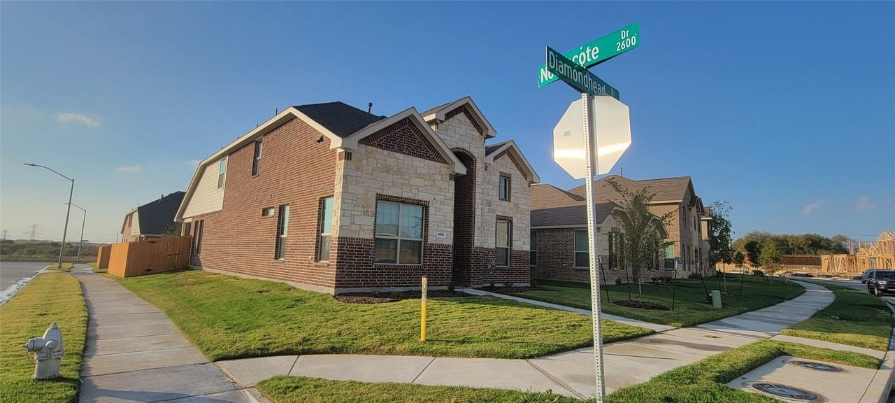 9901 Diamondhead Dr - Photo 2 of 40