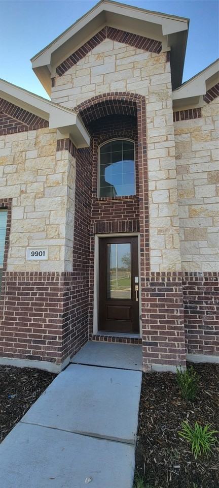 9901 Diamondhead Dr - Photo 3 of 40