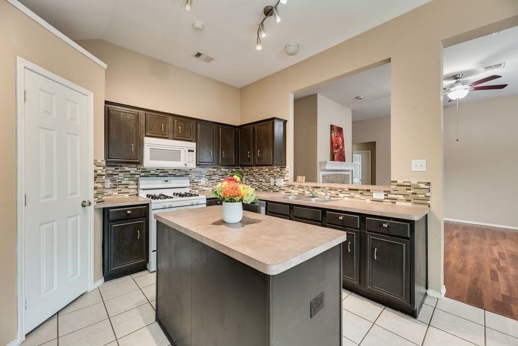 9300 Warren Dr - Photo 4 of 16