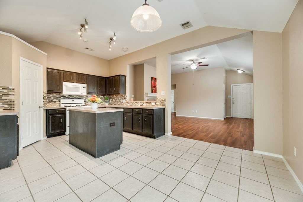 9300 Warren Dr - Photo 6 of 16