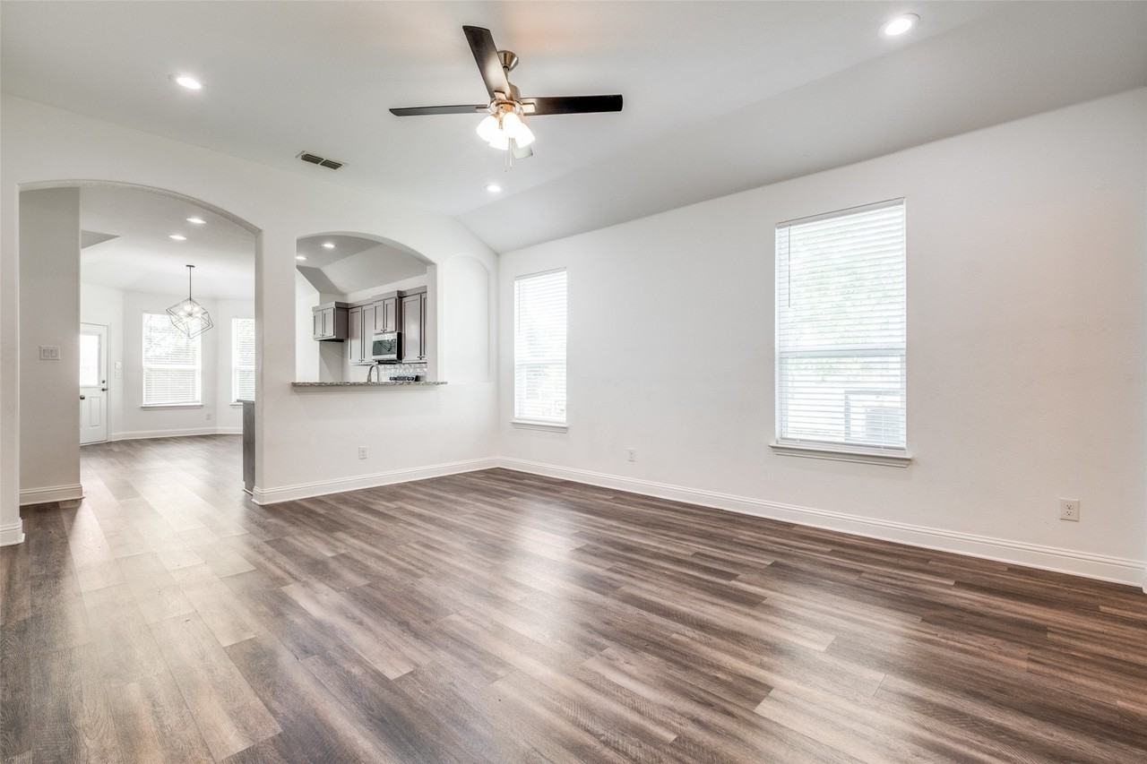 2918 Morgan Dr - Photo 3 of 12