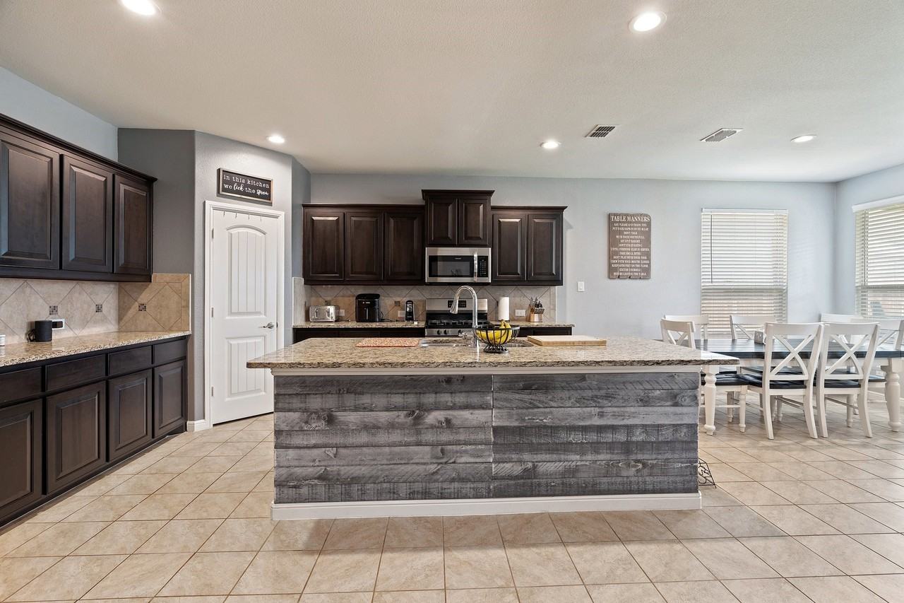 9124 Golden Hollow Ln - Photo 4 of 23