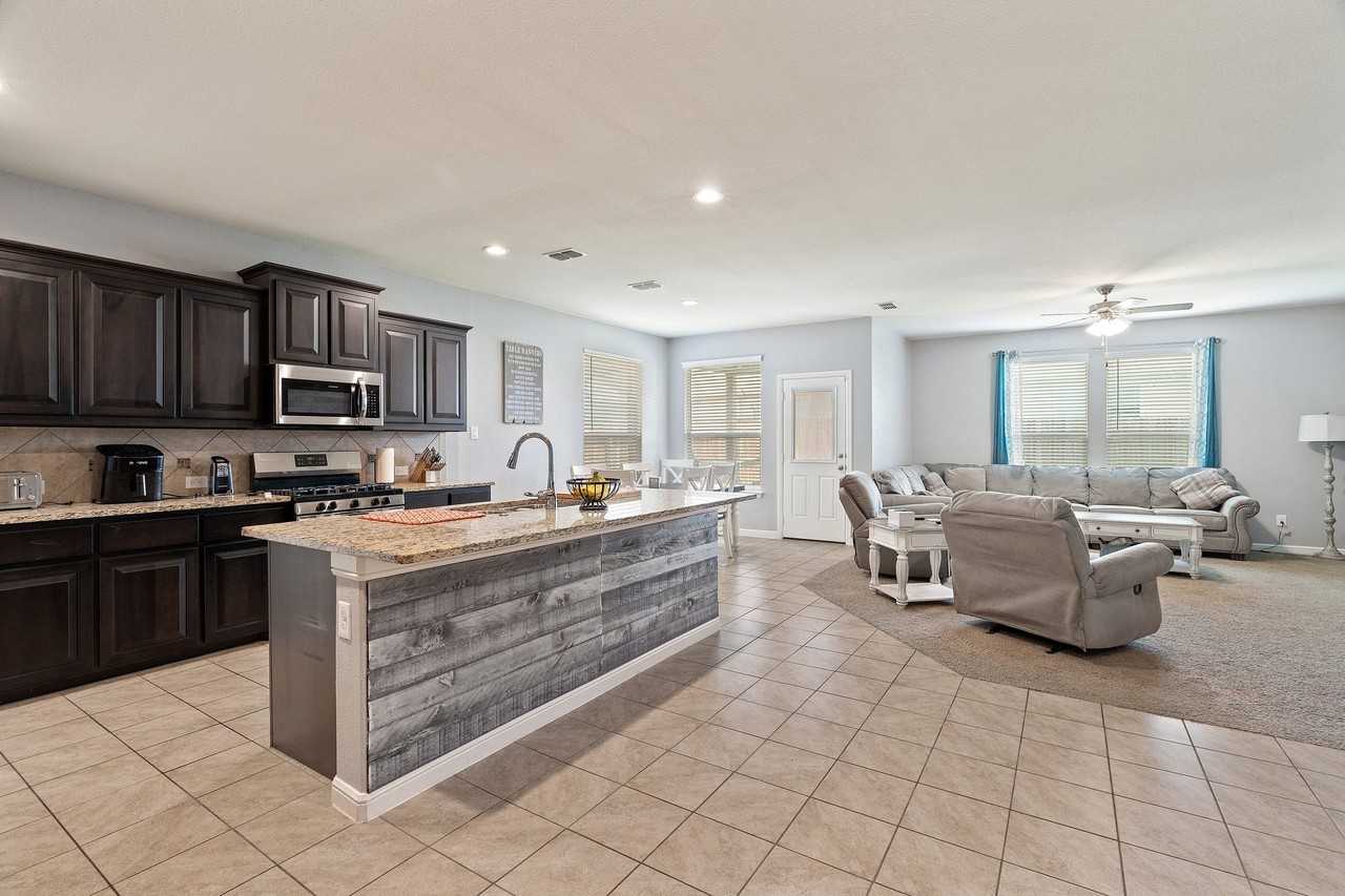 9124 Golden Hollow Ln - Photo 5 of 23