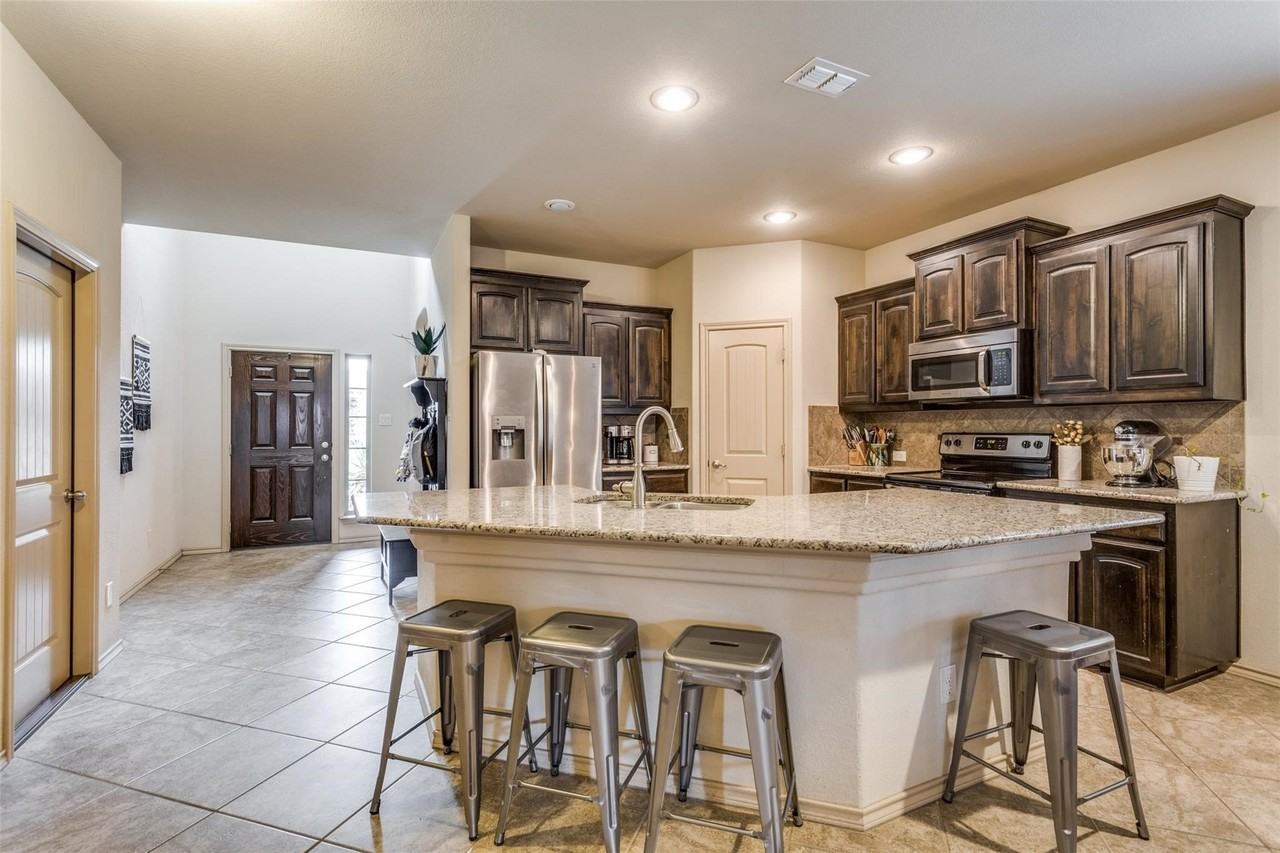4701 Green River Dr - Photo 4 of 25