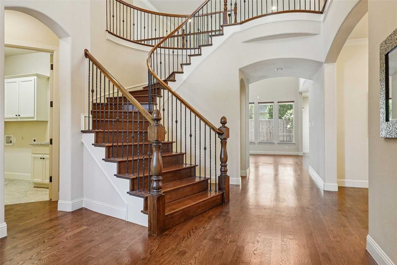 1225 Huron Dr - Photo 3 of 36
