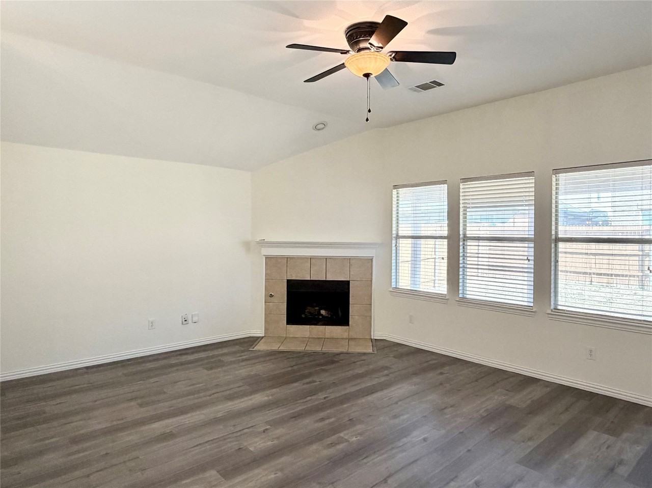211 Parakeet Dr - Photo 2 of 16