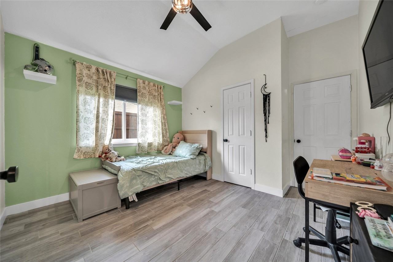2604 Hackberry Crk - Photo 7 of 14