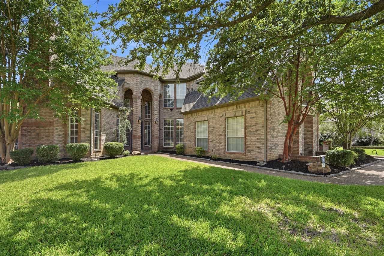 2221 Danielle Dr - Photo 3 of 39