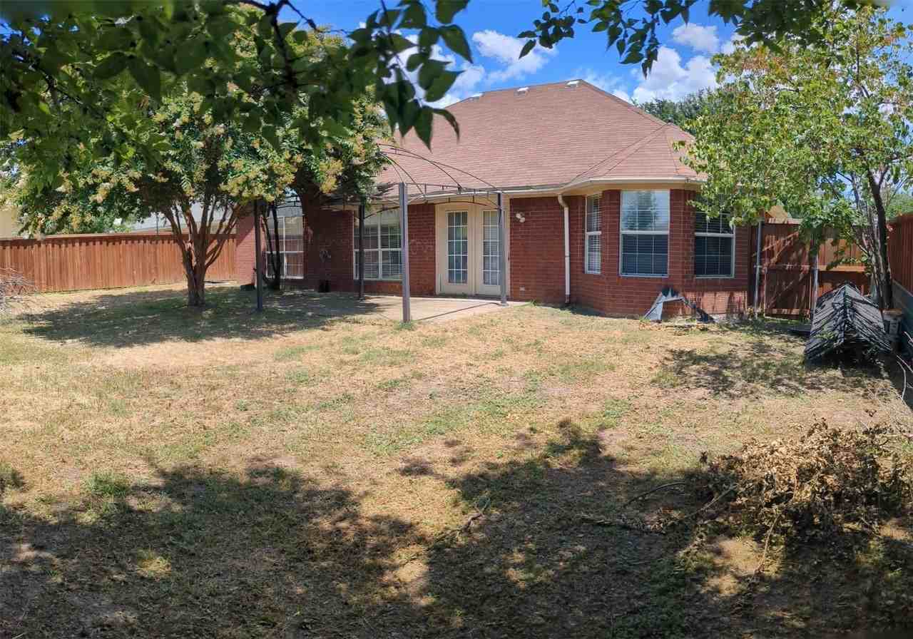 1010 Enlow Cir - Photo 2 of 11