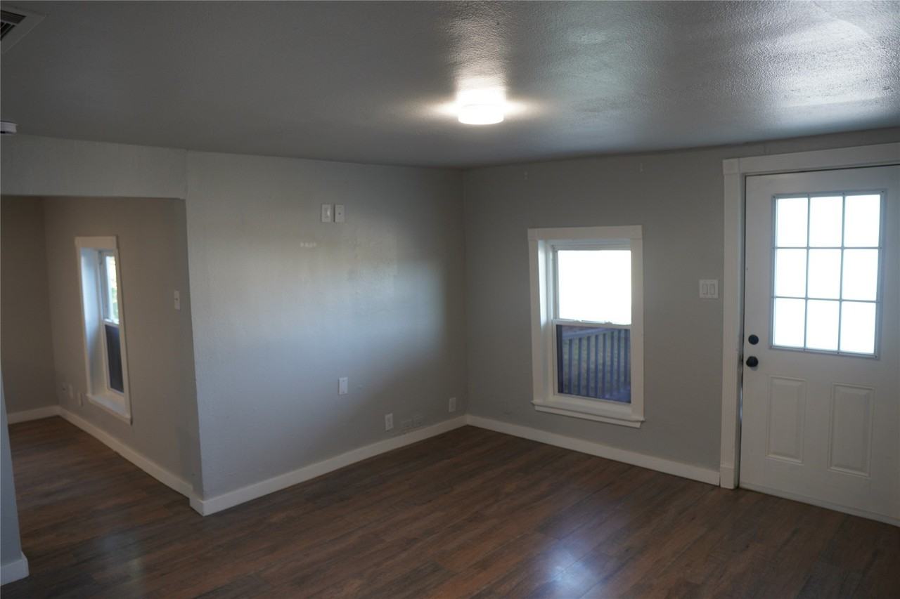 207 N Illinois St - Photo 4 of 17