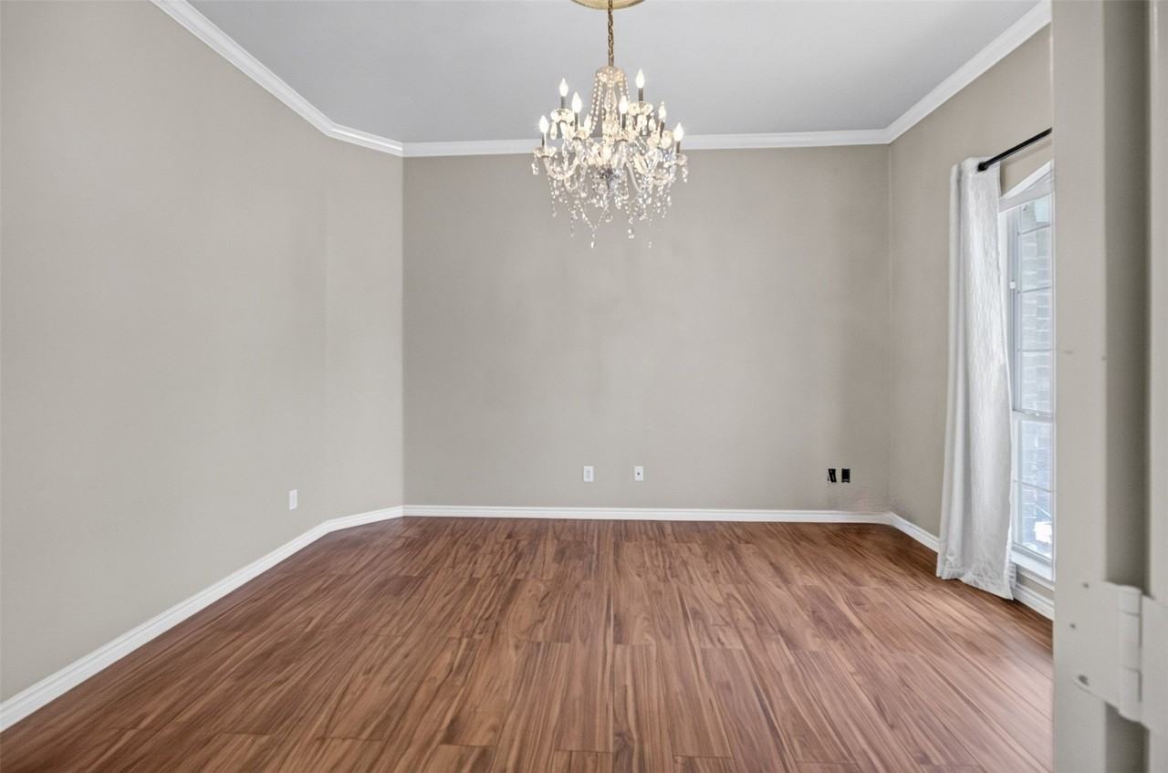 2848 Gillespie Ln - Photo 7 of 33