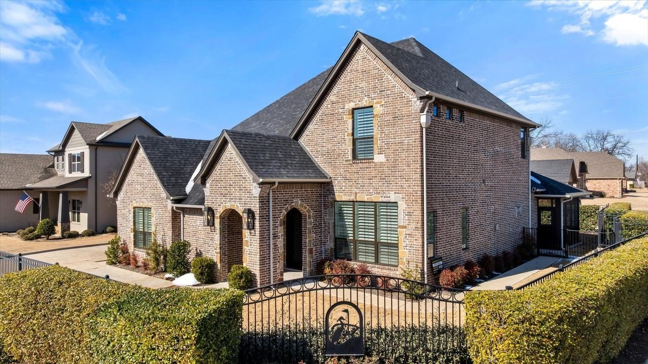 1001 Quarry Ct - Photo 3 of 38