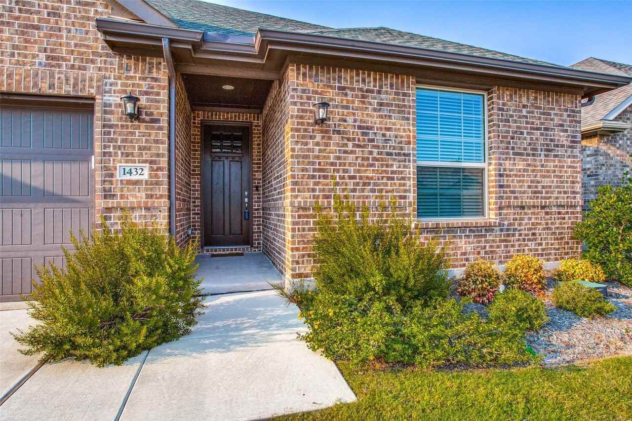 1432 Monarch Trl - Photo 2 of 40