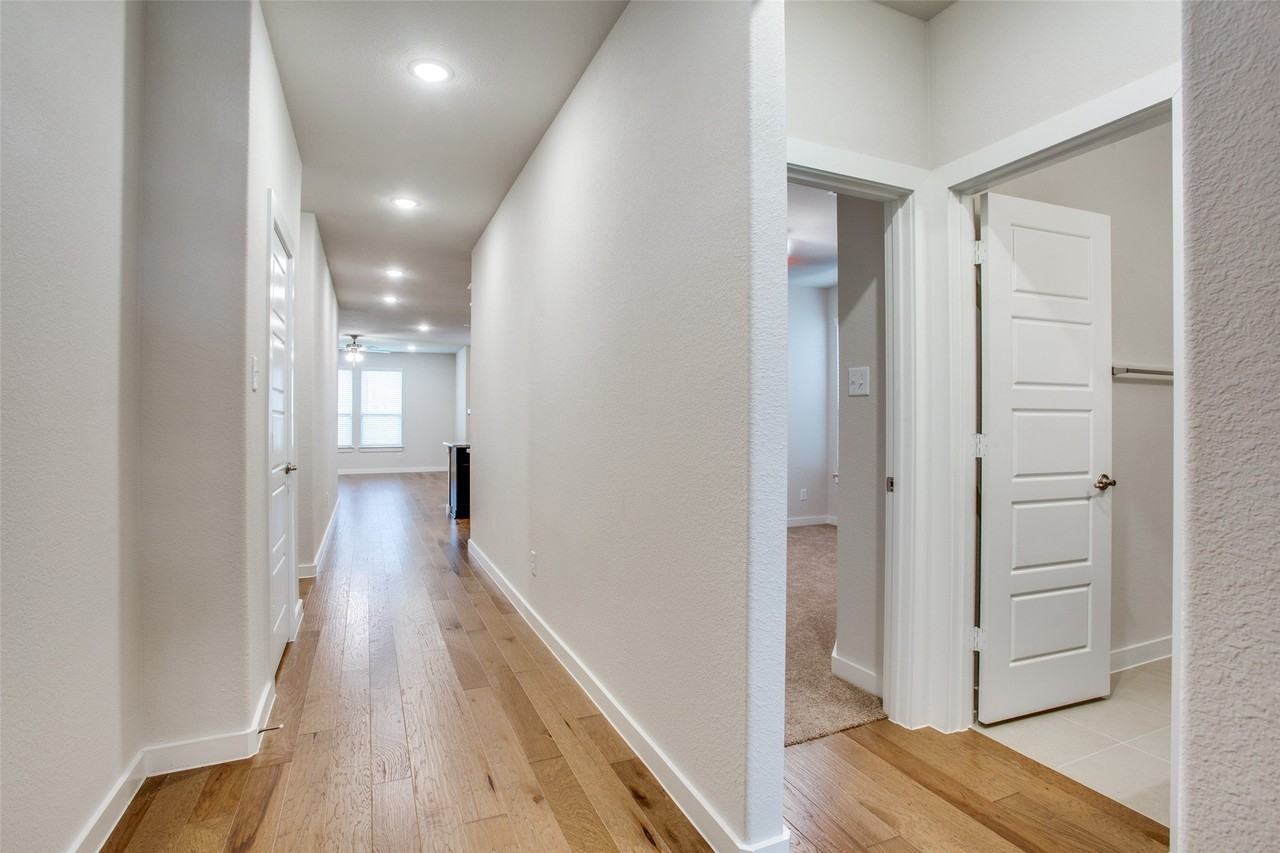 1432 Monarch Trl - Photo 4 of 40
