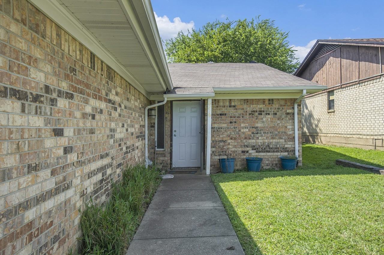 6819 W Cleburne Rd - Photo 3 of 24