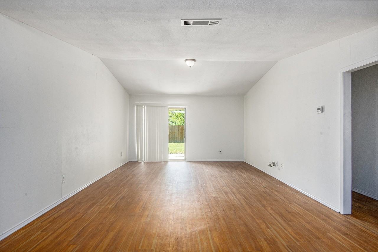 6819 W Cleburne Rd - Photo 4 of 24