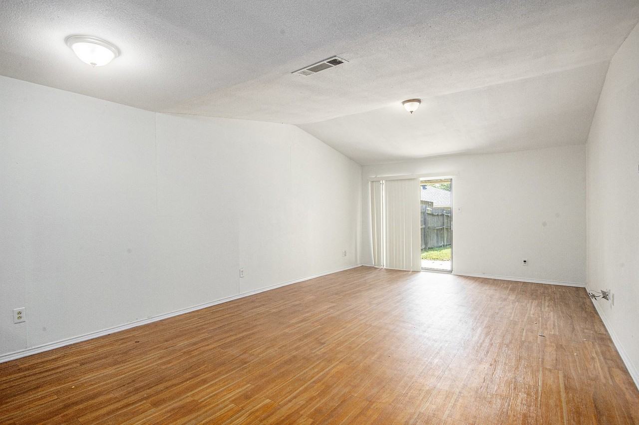 6819 W Cleburne Rd - Photo 5 of 24