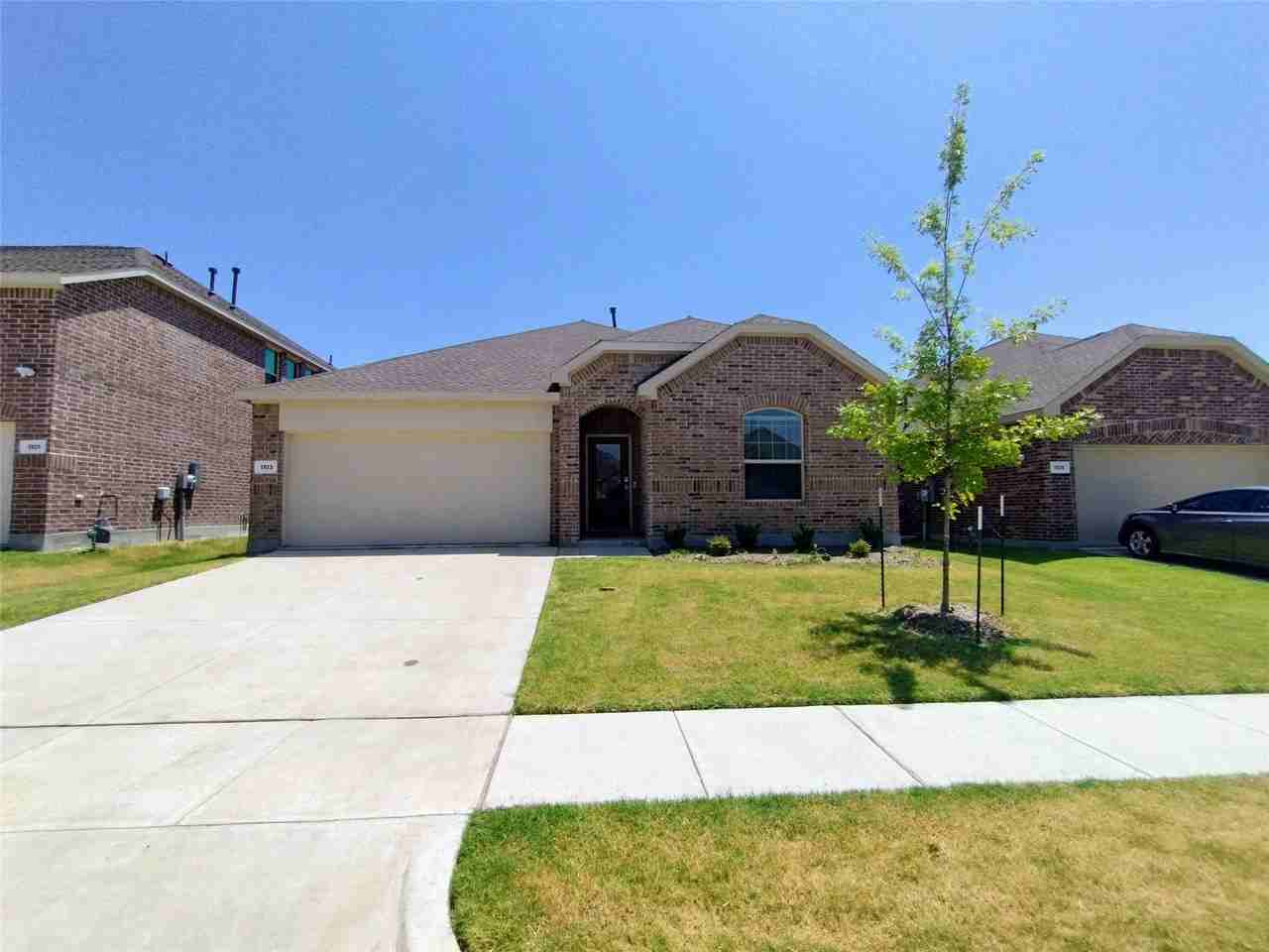 1103 Mahogany Ln - Photo 2 of 19
