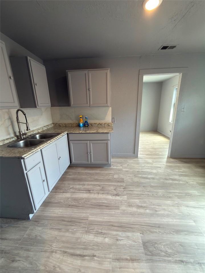 4805 Collins Ave - Photo 3 of 9