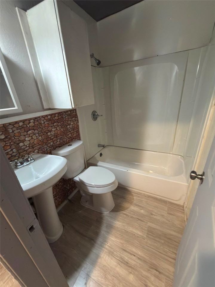 4805 Collins Ave - Photo 7 of 9