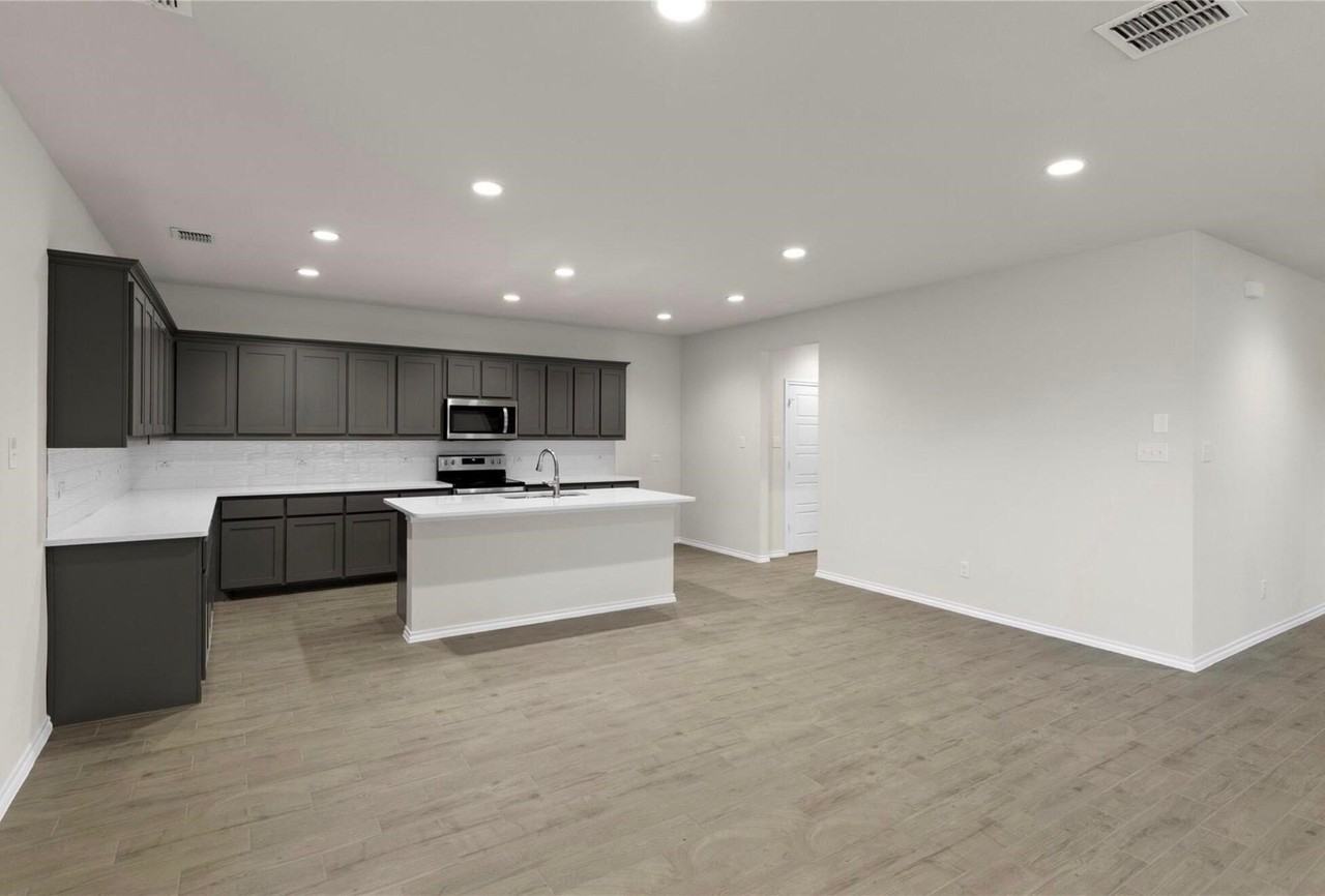 2112 Sesaro Dr - Photo 4 of 17