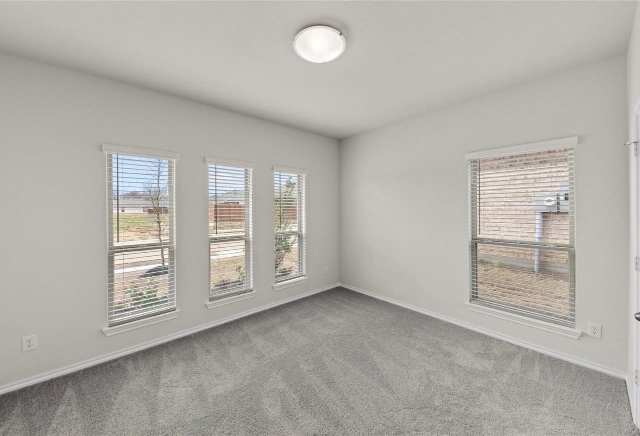 2112 Sesaro Dr - Photo 6 of 17