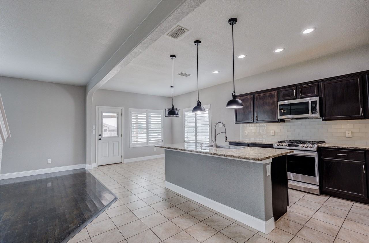 6317 Seagull Ln - Photo 4 of 27