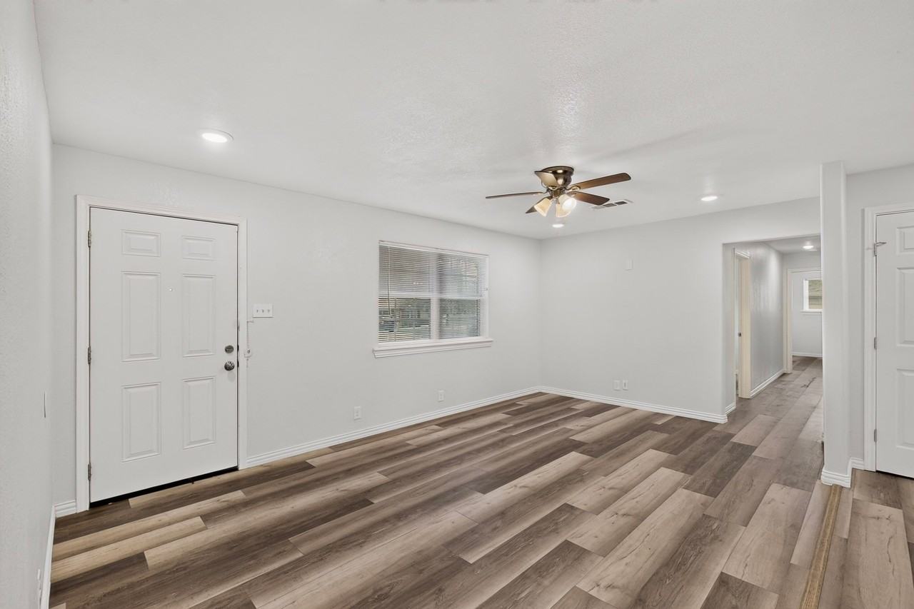 4401 Steven St - Photo 5 of 39