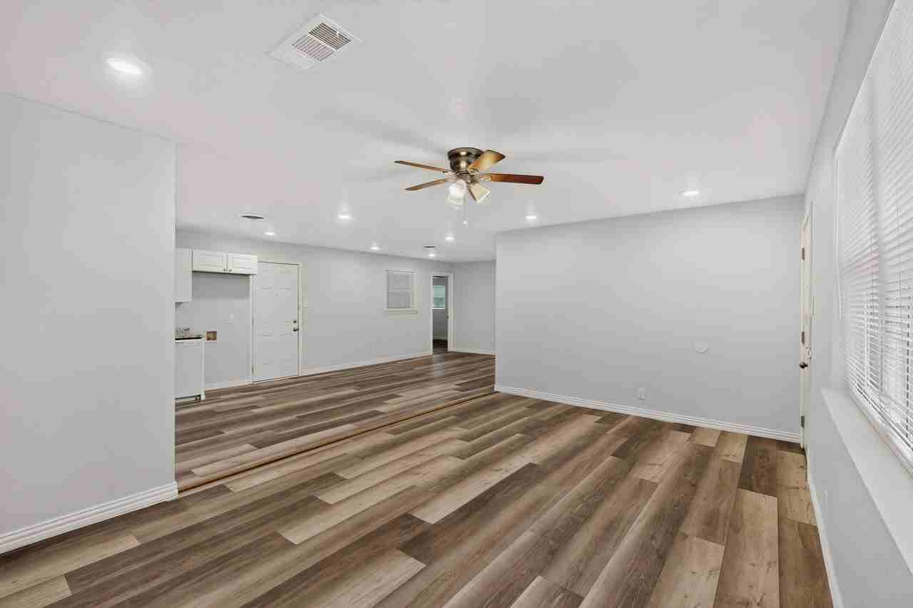 4401 Steven St - Photo 6 of 39