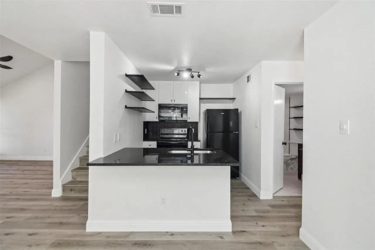 2401 Sherry St - Photo 7 of 20
