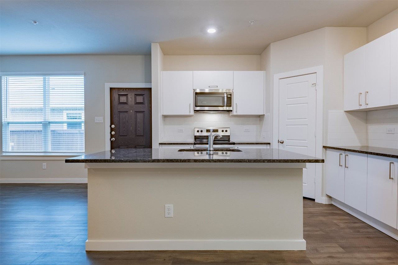 653 Wheatfield Dr - Photo 4 of 14