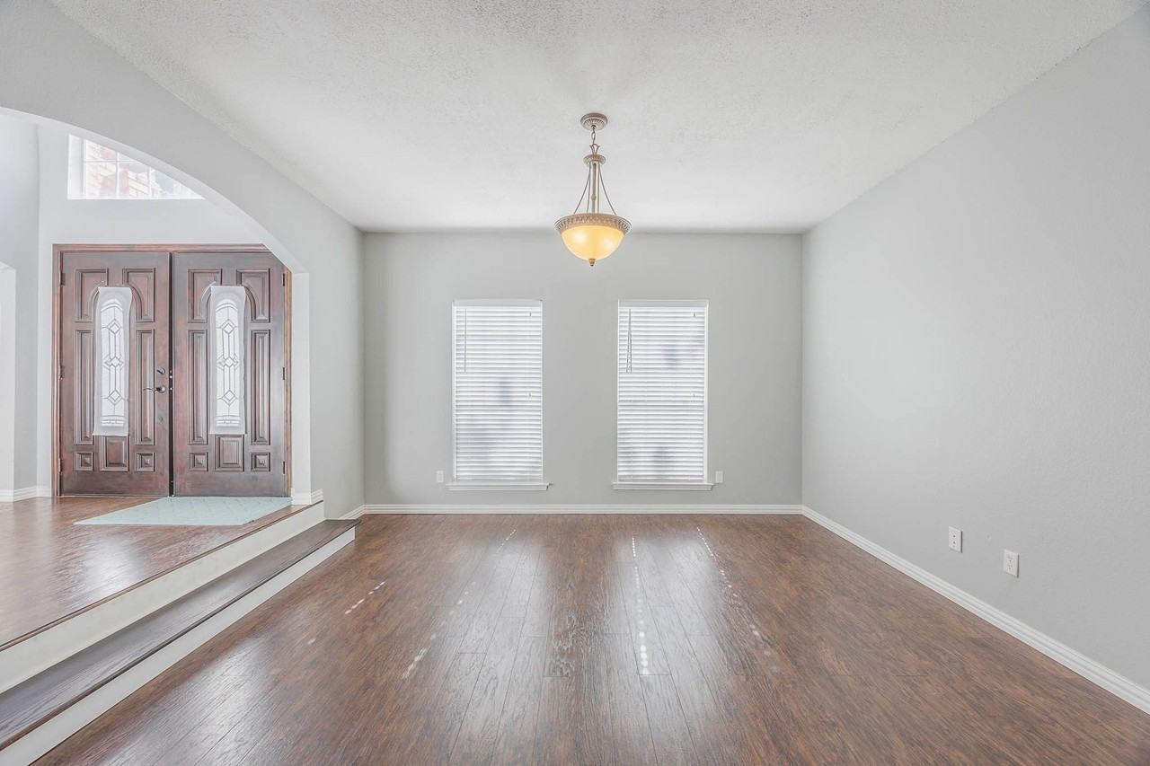 2705 Trophy Dr - Photo 3 of 40