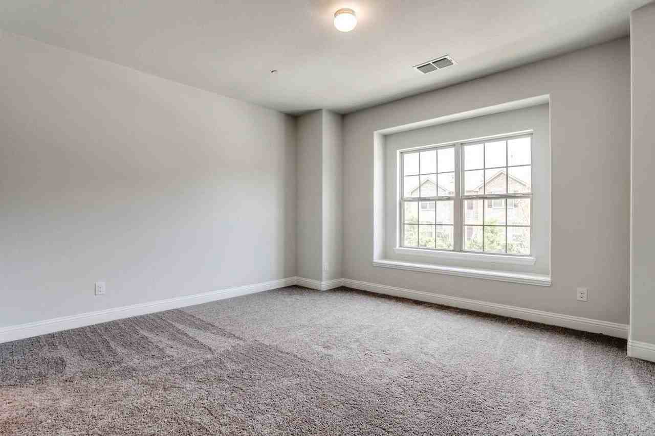 1006 Boyd Ln - Photo 3 of 7