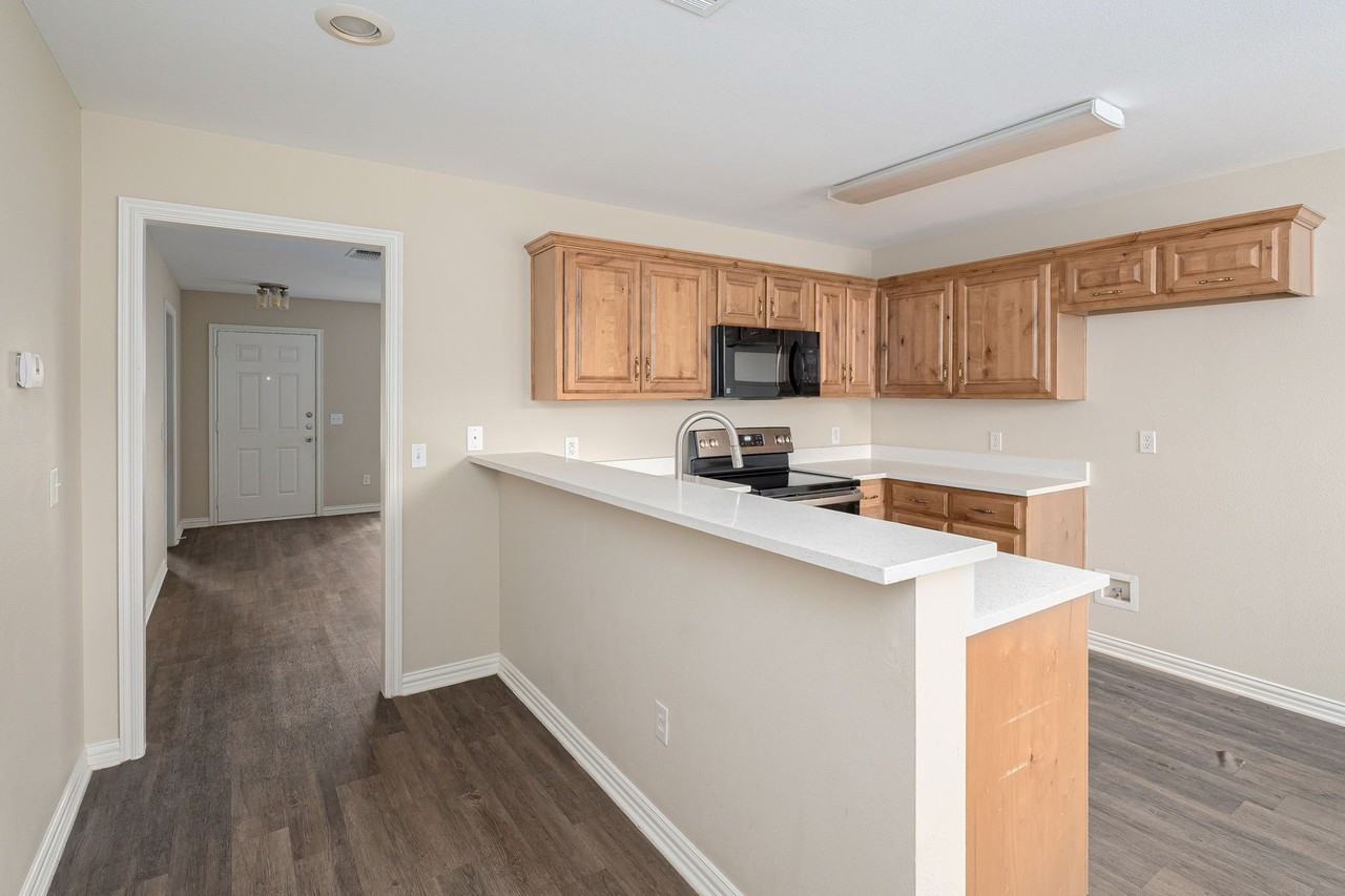 640 W Marshall St - Photo 3 of 15