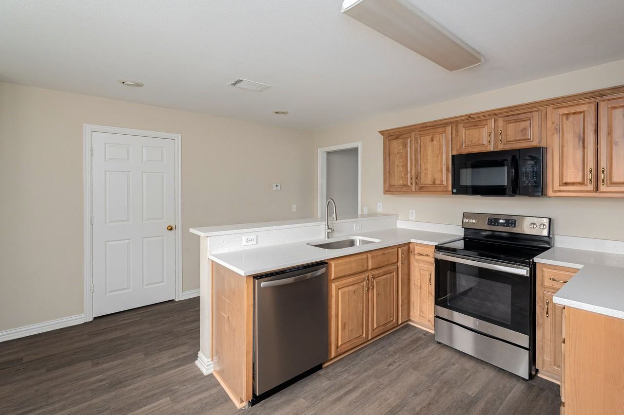640 W Marshall St - Photo 4 of 15