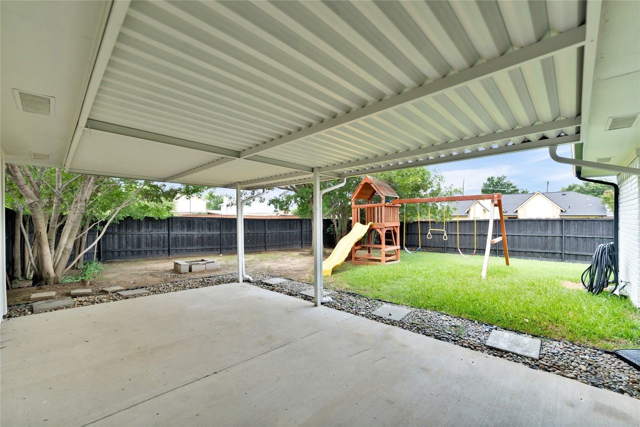 2600 Summertree Dr - Photo 2 of 32