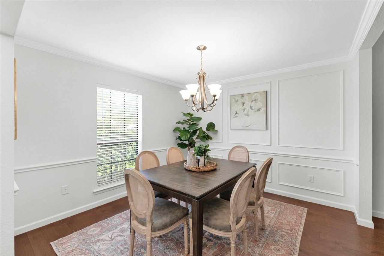 2600 Summertree Dr - Photo 3 of 32