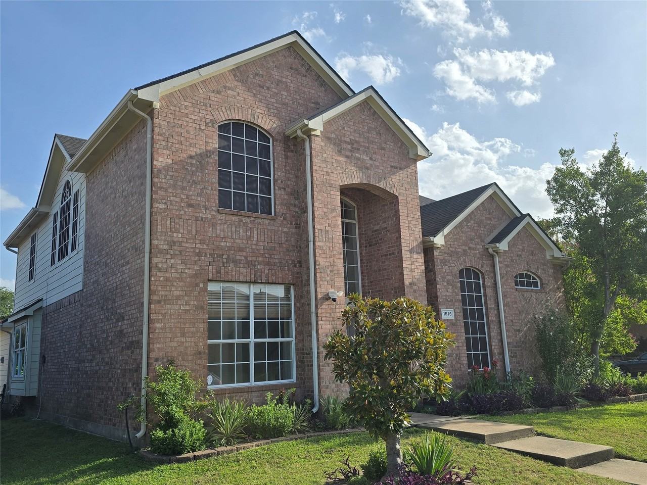 1516 Fallcreek Ct - Photo 2 of 21