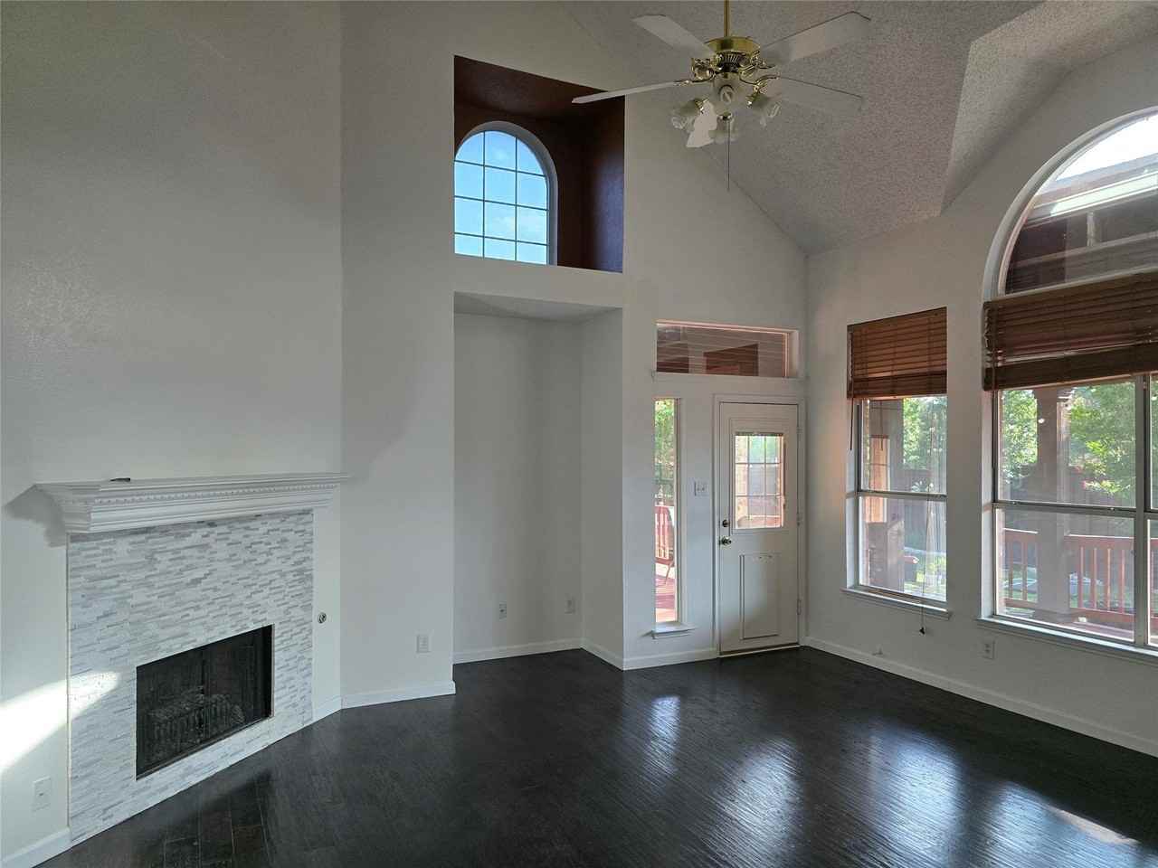 1516 Fallcreek Ct - Photo 4 of 21