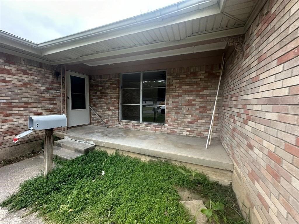 704 Clebud Dr - Photo 2 of 25