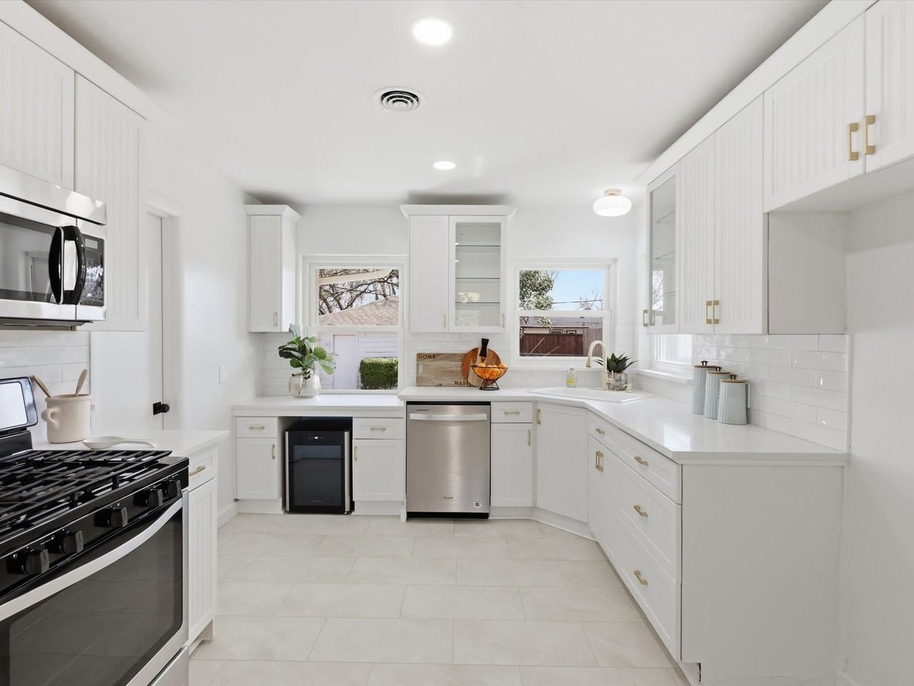 10322 Pinecrest Dr - Photo 4 of 16