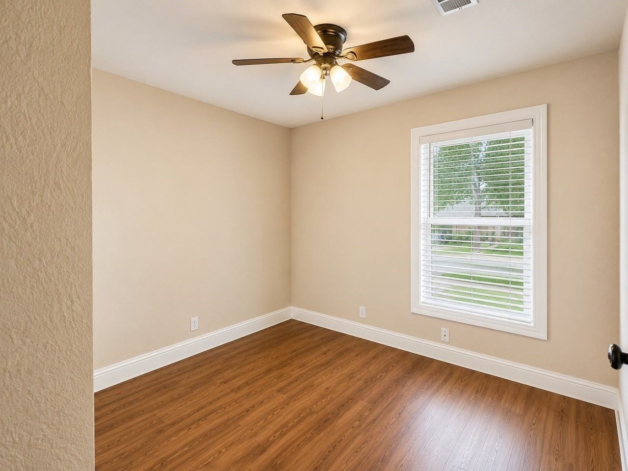 633 Skelly St - Photo 4 of 6