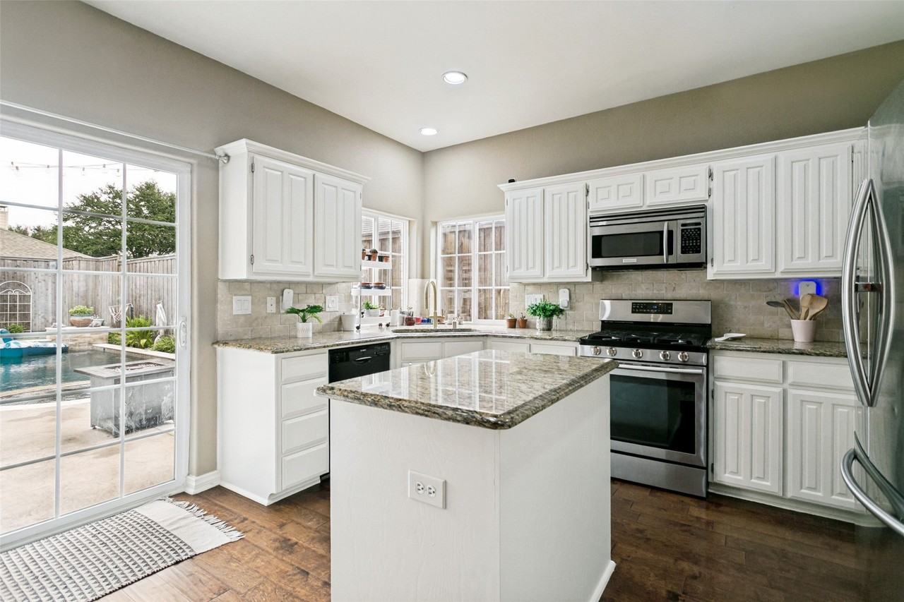 6916 Amethyst Ln - Photo 4 of 12
