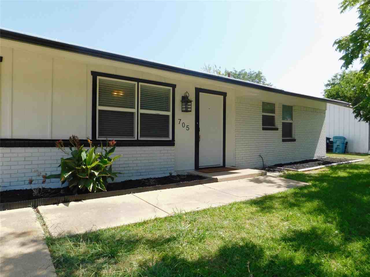 705 Sun Valley Dr - Photo 2 of 25