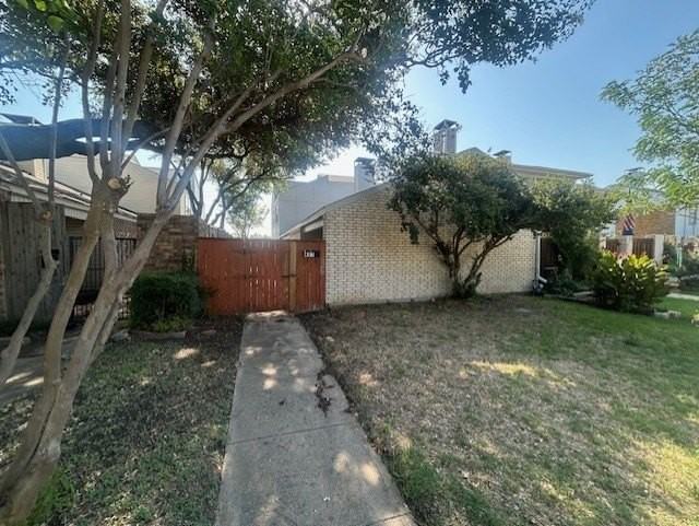 401 Towne House Ln - Photo 2 of 15