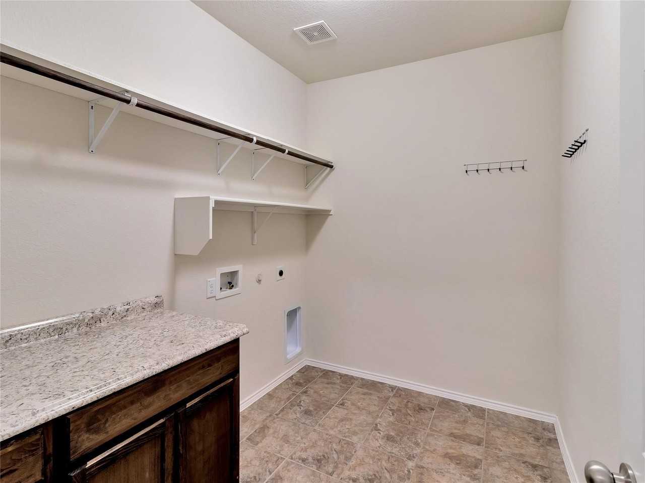2011 Avondown Rd - Photo 5 of 23