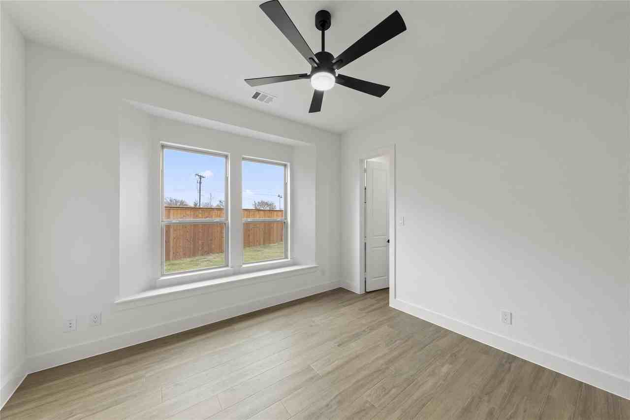 1320 Villanova Ln - Photo 4 of 30